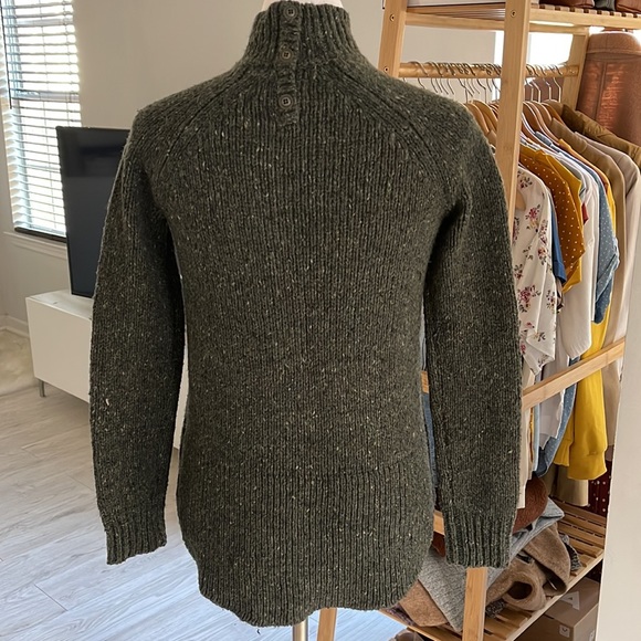 Cynthia Rowey• Green sweater - Picture 5 of 7